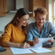 Jeune couple planifiant leurs finances à la maison