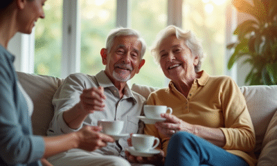 Couple senior souriant dans un salon lumineux