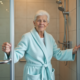 Femme senior dans la douche avec barre de maintien