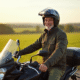 Homme senior souriant avec casque moto et moto moderne