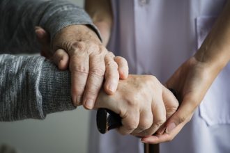 Maintien à domicile à Nemours : comment s'y retrouver parmi les aides et les prestataires ?
